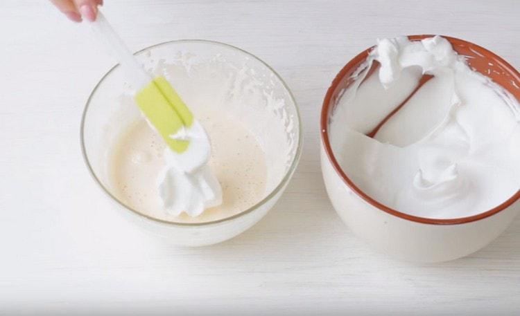 3 polévkové lžíce proteinové hmoty se vnesou do zbitých žloutků.