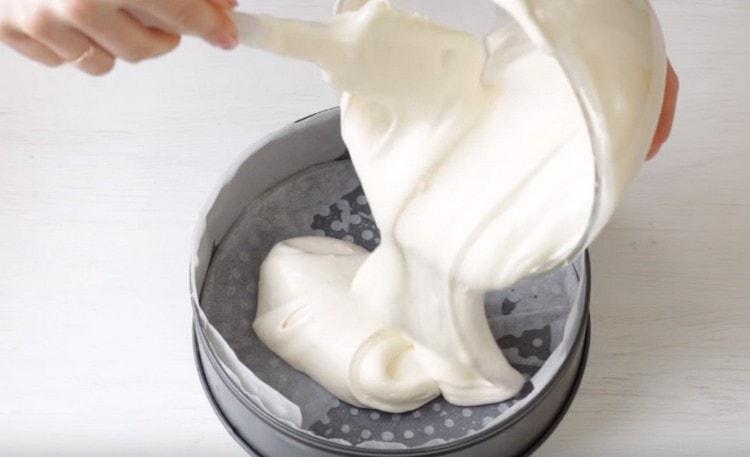 Nalijte těsto do pekáče a odešlete do trouby.