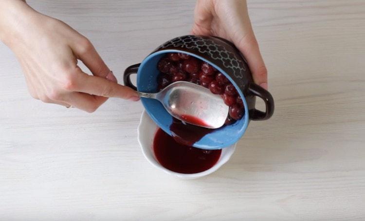 Vypusťte třešňovou šťávu, kterou potřebujeme nechat vsáknout.