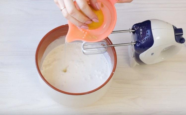 Přidejte citrónovou šťávu do zakysané smetany a více rozšlehejte.
