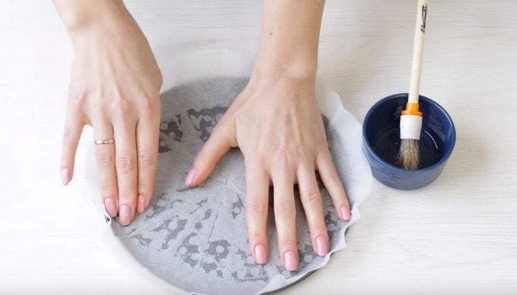 Obložení spodní a boční strany oddělitelného tvaru pergamenem a mastnotou olejem.