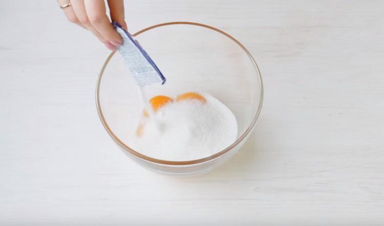 K proteinům přidejte cukr a vanilkový cukr.