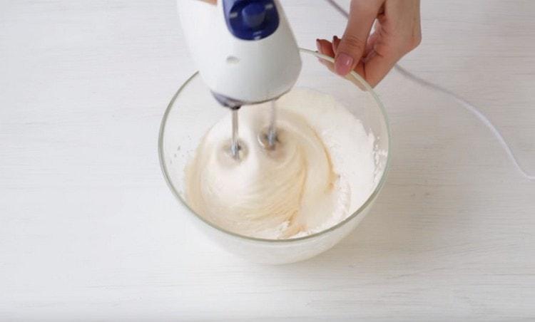 Porazte žloutky do bílé.