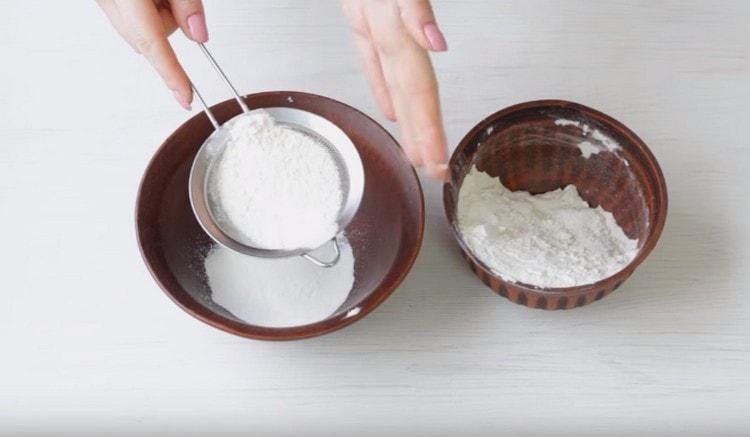 Kombinujte mouku s práškem do pečiva a prosejte.