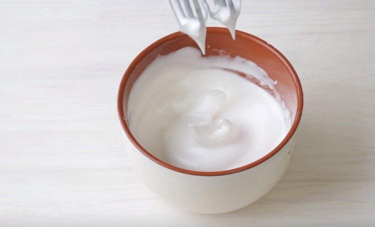 Přidejte cukr a porazte proteinovou hmotu na přetrvávající vrcholy.