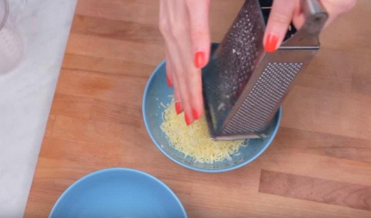 Пълнежът за палачинки с шунка и сирене се приготвя толкова лесно, колкото и черупките на круши.