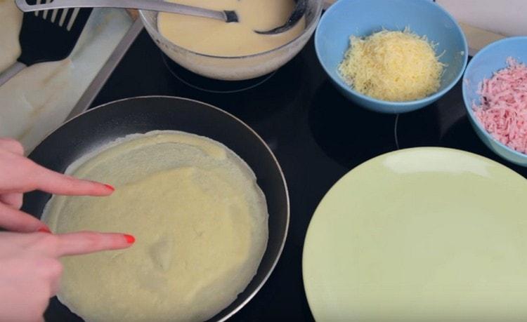 обърнете палачинката от другата страна.