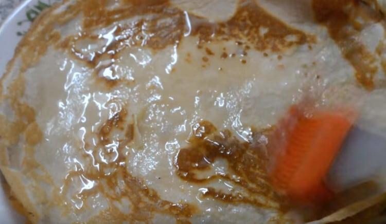 Ungeți clătitele finite cu unt topit.