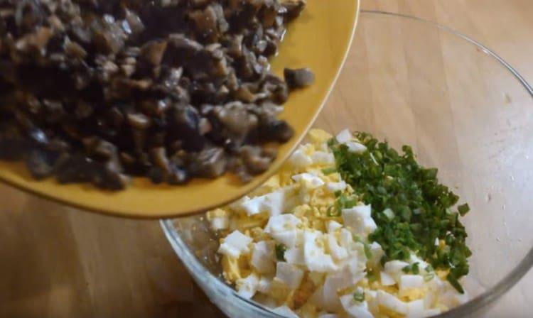 Vom găti clătite cu ciuperci și ouă.