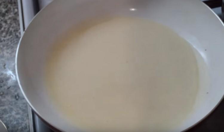 Prăjiți clătitele într-o tigaie bine încălzită.