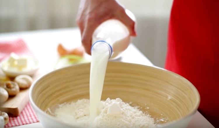 Adăugați lapte și făină în ouă.