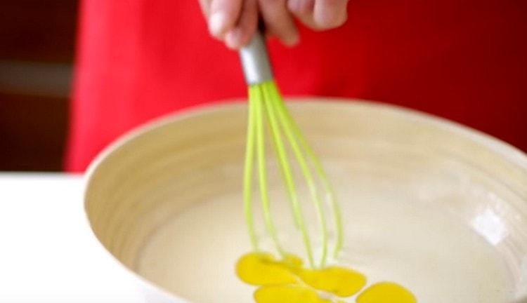 Aduceți testul la o consistență omogenă și adăugați ulei de măsline.