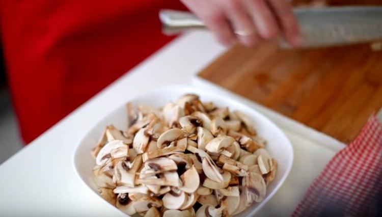 Astfel de clătite pot fi făcute nu numai cu ciuperci, ci chiar și cu candeliere.