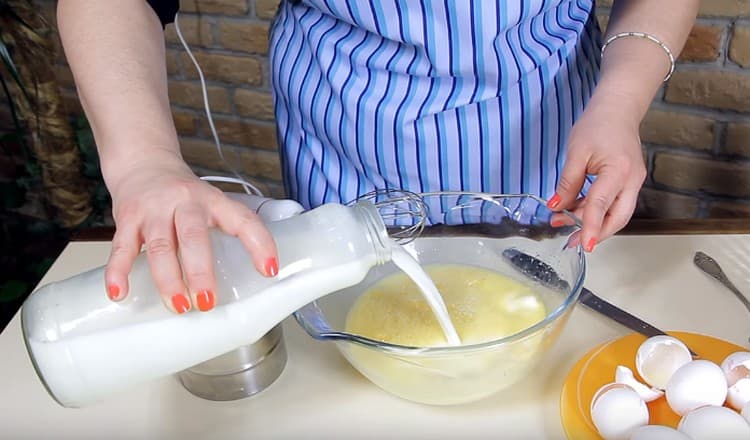 Ajoutez du lait aux œufs et battez à nouveau.