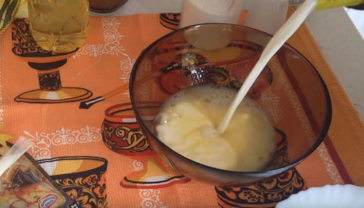 Bateți ouăle și adăugați lapte la ele.