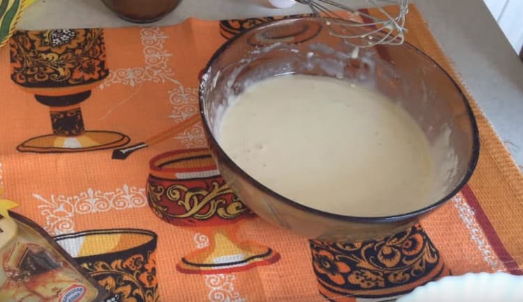 Cerneti faina si amestecati aluatul.