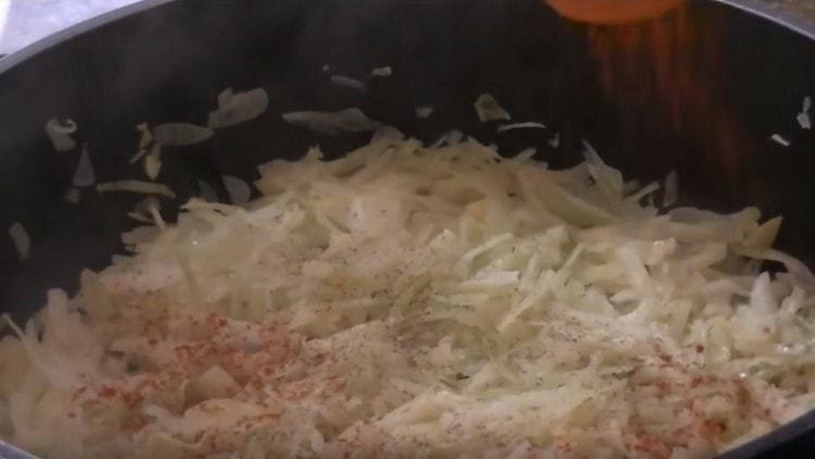 Adaugă la varză toate condimentele necesare după gust.