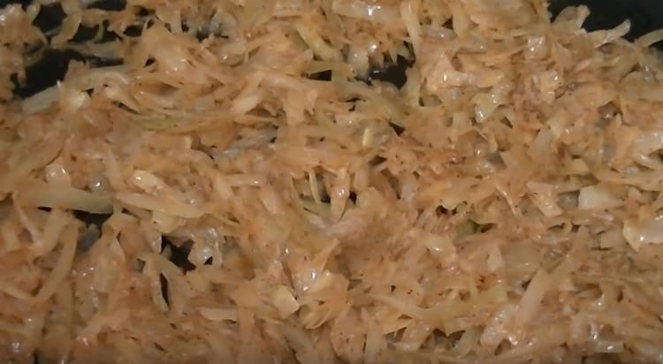 Fierbeți varza până la fraged.