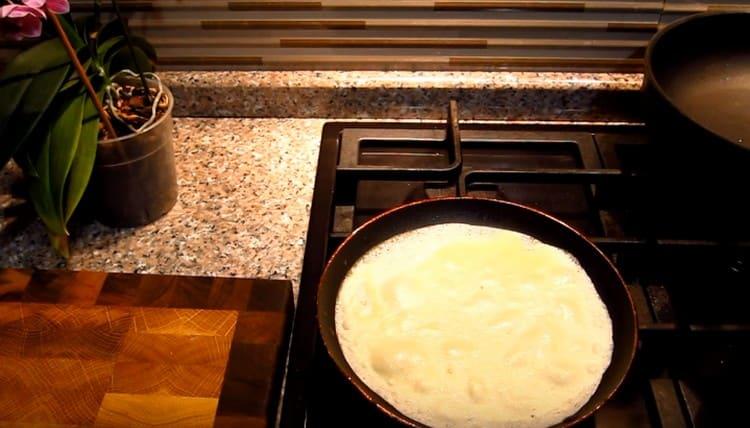 Separat, prăjiți clătitele.