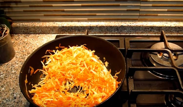 Se adaugă varză și condimente în tigaie după gust.