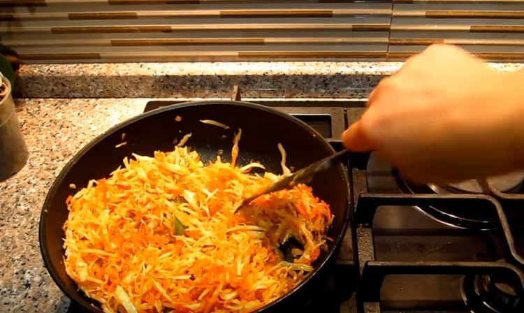 Varză fiartă cu agitare constantă.