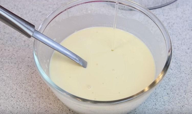 La final, adăugați ulei vegetal în aluat și amestecați din nou.