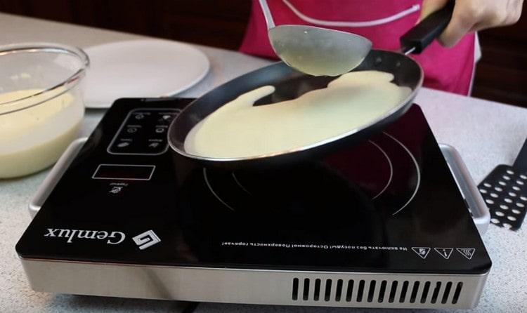 Clătitele pot fi prăjite fără ulei vegetal, așa cum este în aluat.