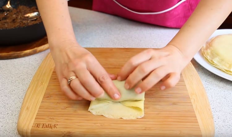 Este ușor să înfășurați umplutura în astfel de clătite, acestea nu sunt rupte.