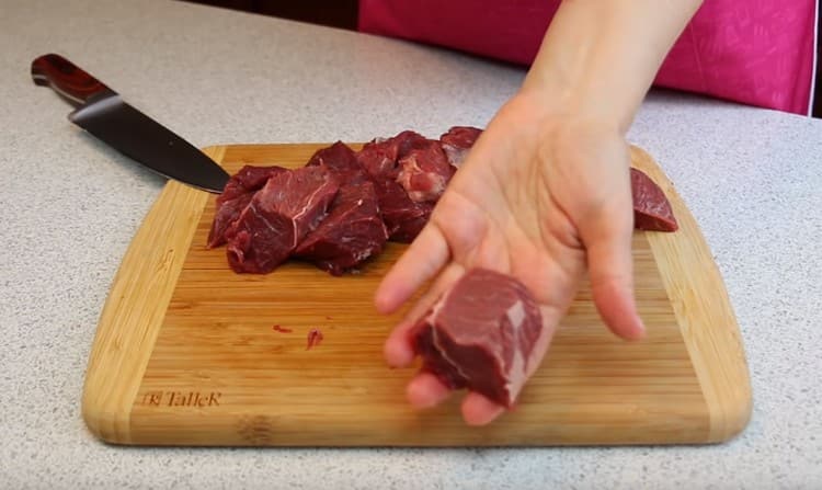 Gătirea umpluturii de carne pentru clătite, începem prin tăierea cărnii.