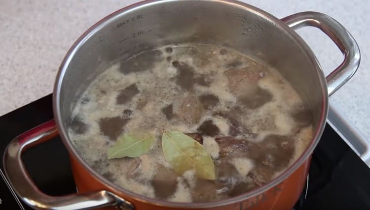 Se adaugă piperul, frunza de dafin și se gătește carnea până când este fragedă.