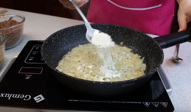 Se adaugă untul și făina în ceapă, se prăjesc.