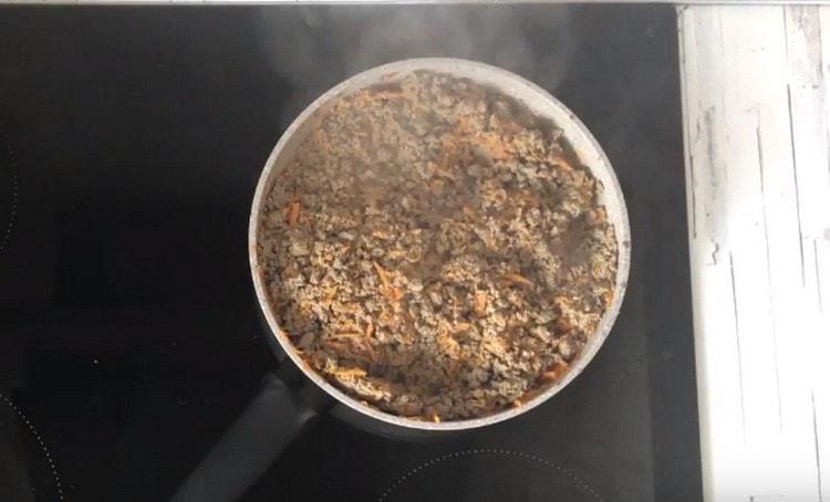 Adăugați ficatul la morcovi, sare și piper umplutura.