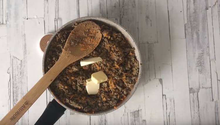 Pentru suculență, adăugați unt la umplutură.