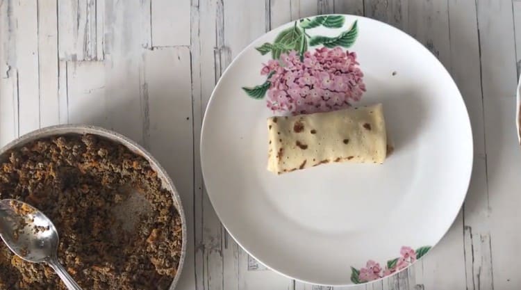 Pregătiți clătitele cu ficat conform rețetei noastre cu o fotografie, chiar se vor potrivi cu masa festivă.