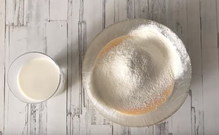 Se adaugă făina în aluat, se amestecă totul.