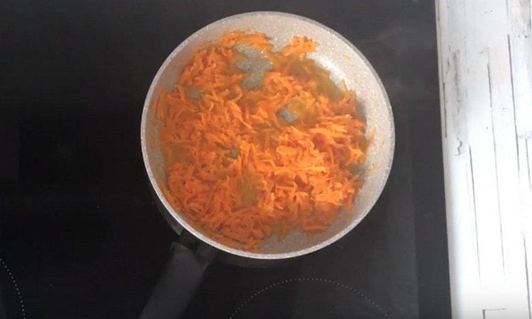 Pentru umplere, veți avea nevoie și de morcovi.