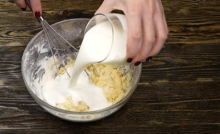 Gătit astfel de clătite cu brânză cu kefir.