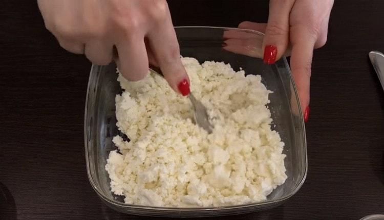 Pentru a pregăti umplutura de coajă pentru clătite, mai întâi măcinăm cașul.