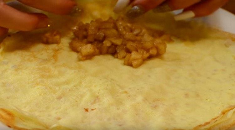 Înfășurați clătitele noastre cu mere și scorțișoară, formând plicuri.