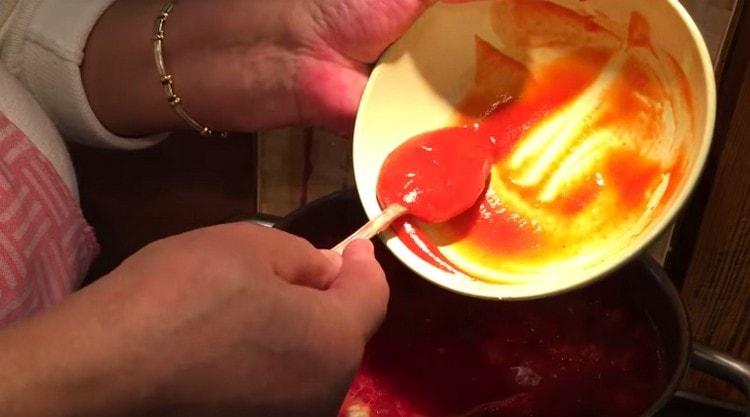 Dacă este necesar, pentru amărăciune, puteți adăuga oțet la borș, precum și pastă de tomate sau ketchup.