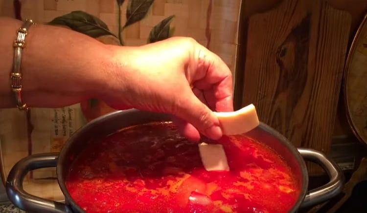 La sfârșitul gătitului, adăugați două felii de slănină în farfurie.