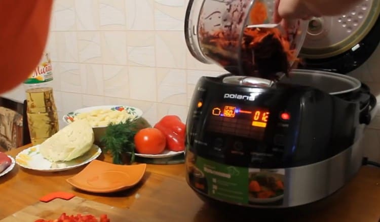 Punem ceapa în aragazul lent, adăugăm morcovii și sfecla răzuită pe ea.