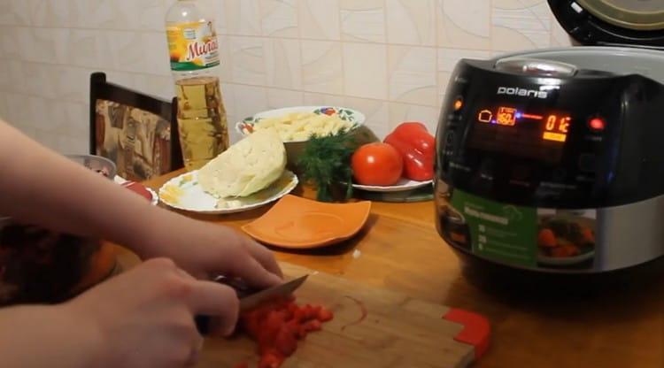 Taiem ardeii clopot în felii, adăugăm la ingredientele preparate.