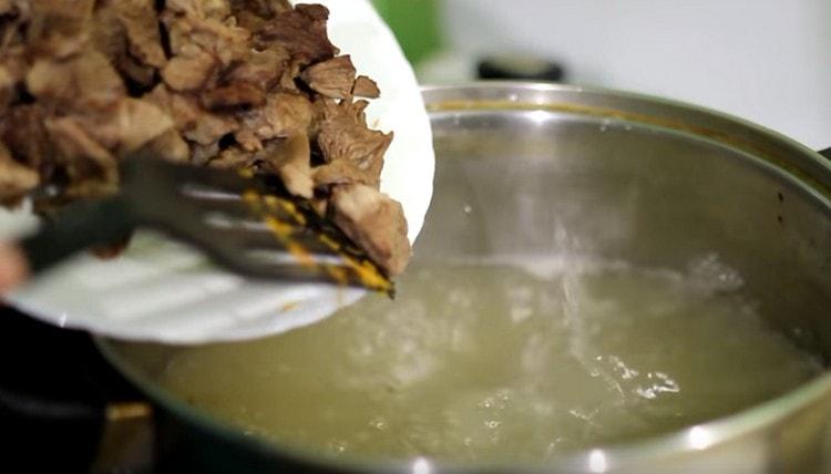 Нарязаното месо се връща в бульона.