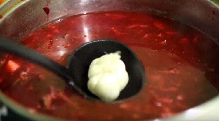 Добавете цвеклото, както и цяла глава чесън.