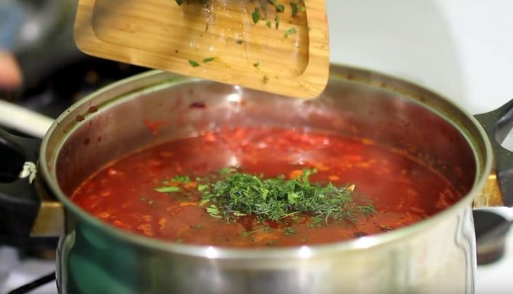 Накрая осолете ястието, добавете дафинов лист и нарязана зелена.