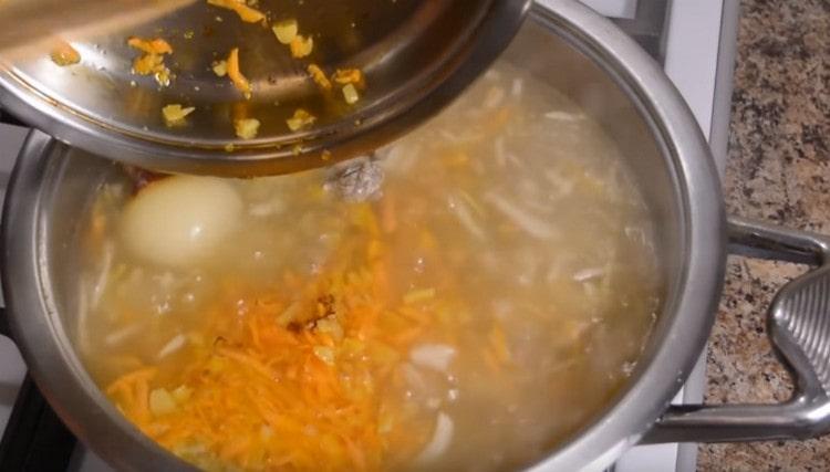 Nous envoyons la friture finie à la poêle.