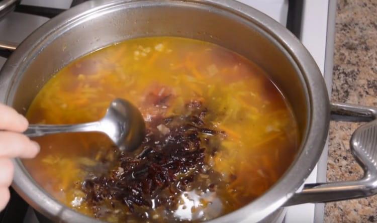 Râpez les betteraves précuites et ajoutez-les à un borsch presque fini.