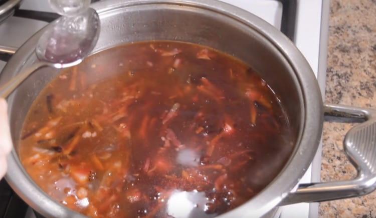 Pour que le plat ne perde pas sa belle couleur, ajoutez un peu de vinaigre.