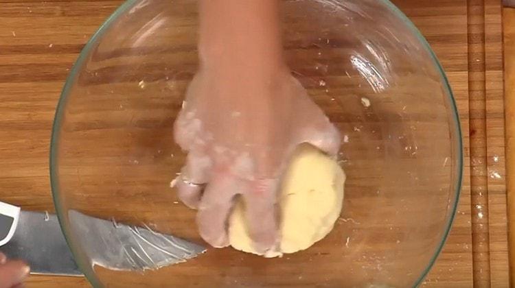 Lăsați aluatul într-un bol adânc să se ridice.